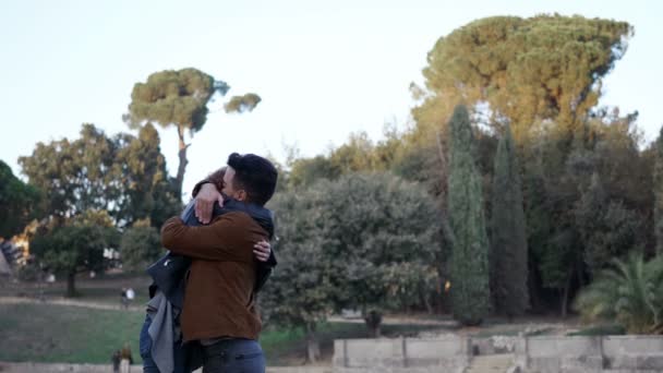 Ρομαντικό Ζευγάρι Στο Πάρκο Αγκαλιάζει Τρυφερά — Αρχείο Βίντεο