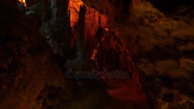 Mağarada bir ışık... Grotte di Putignano, Puglia, İtalya