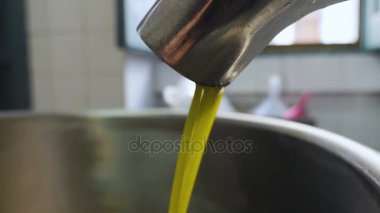 Petrol akan zeytinyağı fabrikası - taze sıkılmış