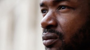 Dalgın ve ciddi siyah Afrika göçmen açık