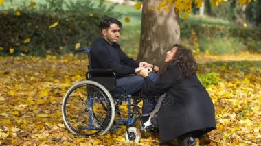 adam tekerlekli sandalyede kız sonbahar Park devre dışı