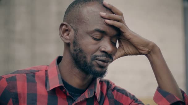 Doordachte Depressief Zwarte Man Outdoor — Stockvideo