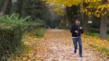 parkta mutlu bir adam portresi dinle müzik ve dans