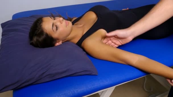 Massaggio Della Clavicola Fisioterapista Controlla Clavicola Del Paziente — Video Stock