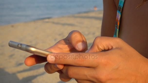 Sommer Strand Frau Tippt Auf Ihrem Smartphone — Stockvideo