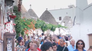 Trulli köyü - 7 Ağustos 2017, Alberobello, İtalya ile yürüyen insan kalabalığı