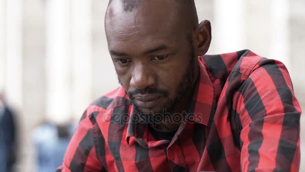 Συλλογισμένος Θλιβερή Μαύρη Αφρικανική Άνθρωπος Κοντινό Πορτρέτο — Αρχείο Βίντεο