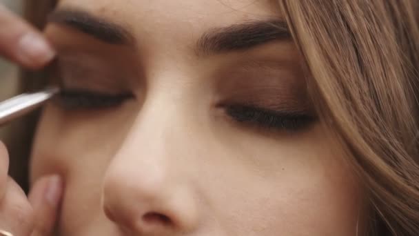 用刷子涂抹眼影 在年轻女子的眼睛 — 图库视频影像