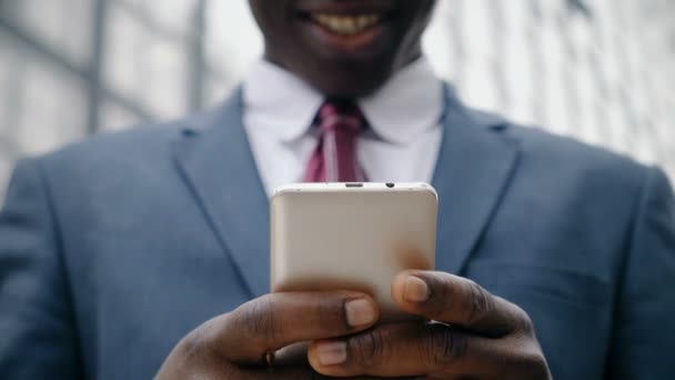 Lachende Zwarte Afrikaanse Zakenman Typen Zijn Smartphone Straat — Stockvideo