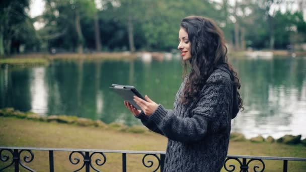 Relajada Guapa Morena Usando Tableta Digital Parque — Vídeos de Stock