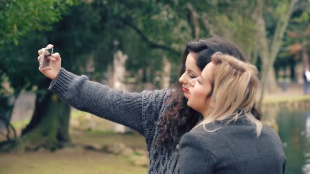 Belle Ragazze Che Fanno Selfie Parco Sullo Sfondo — Video Stock