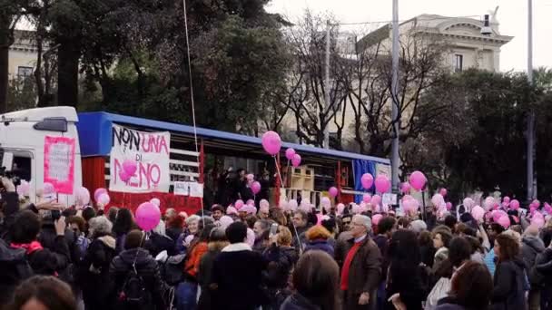 Люди Розовыми Шариками Una Menos Улице Ноября 2017 Года Милан — стоковое видео