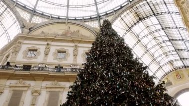 Noel ağacı içinde Galleria Vittorio Emanuele II - Milan, İtalya