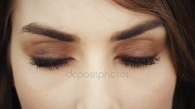 seksi ve güzel kadın gözleri açılır ve kameraya benziyor