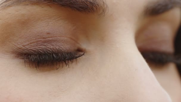 若くてきれいな女性の目を開く クローズ アップ — ストック動画