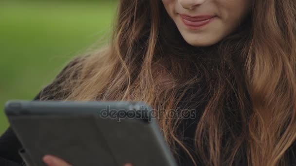 Uśmiechający Się Młoda Kobieta Pomocą Tabletu Odkryty — Wideo stockowe