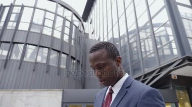 Sokakta genç siyah işadamı arar, gelecekteki düşünüyorum