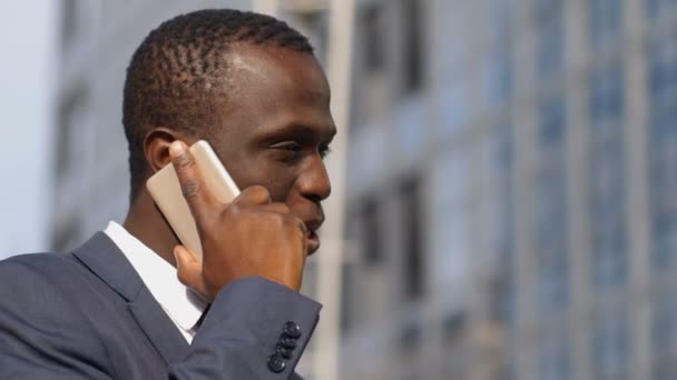 Joven Hombre Negocios Afroamericano Hablando Por Teléfono — Vídeos de Stock