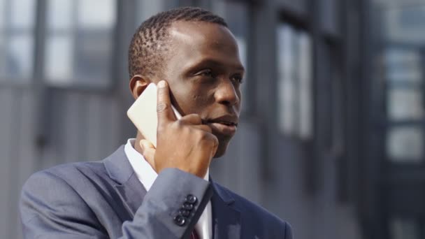 Empresário Afro Americano Rua Conversando Com Smartphone — Vídeo de Stock