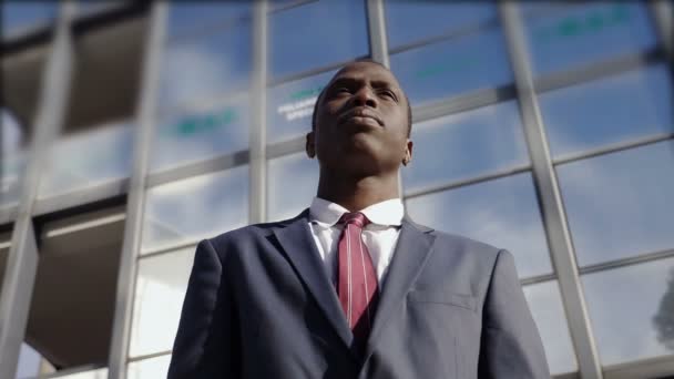 Africké Černé Obchodní Muž Stojící Ulici Pomalý Pohyb — Stock video