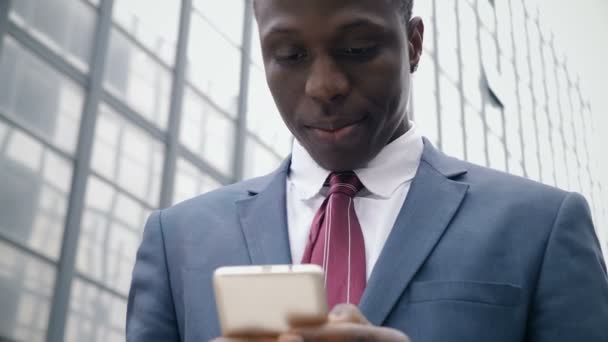 Ung Svart Affärsman Gatan Typer Sin Smartphone — Stockvideo