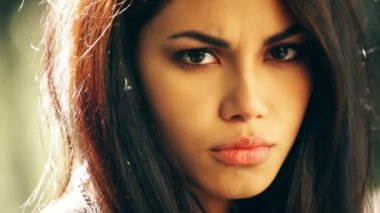 kızgın ve somurtkan Asyalı güzel genç kadın kameraya bakıyor