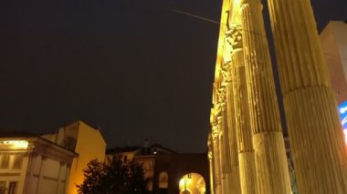 Porta Romana düşündüren görünüm tarafından gece-15 Aralık 2017, Milan, İtalya