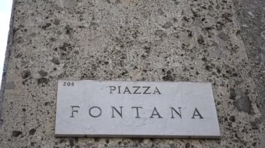 Via Fontana'nın amblemi, tarihsel Meydanı, Milan, İtalya