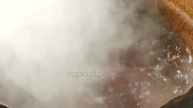 tencerede kaynar ve Buhar-kapanış kadar üreten su