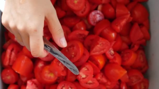 Tangan Wanita Memotong Tomat Saus Tomat Buatan Sendiri Italia Selatan — Stok Video