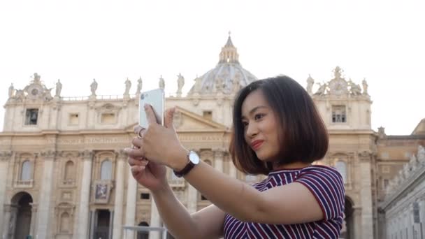 Молодой Симпатичный Азиатский Турист Делает Селфи Площади Сан Пьетро Рим — стоковое видео