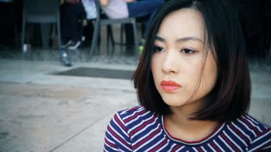 üzgün ve depresyonda genç Çinli kadın - açık - yavaş hareket-kapanış kadar