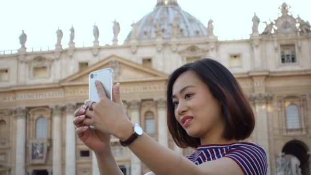 Vacker Kinesisk Turist Tar Selfie San Pietro Square Rom — Stockvideo