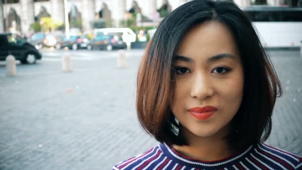 Ciddi Çinli Kadın Portre Seyir Kamera Açık Ağır Çekim — Stok video