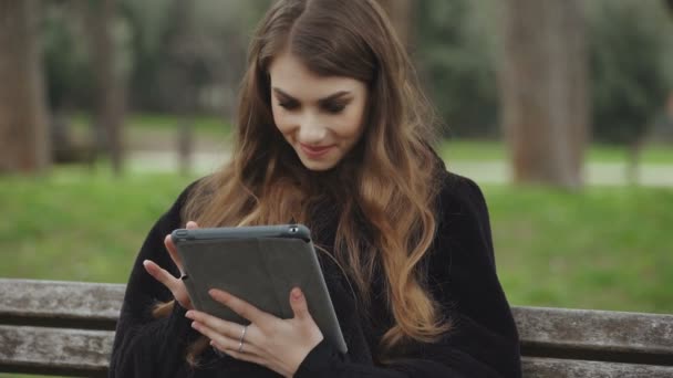 Χαμογελώντας Όμορφη Γυναίκα Στον Πάγκο Usin Tablet — Αρχείο Βίντεο