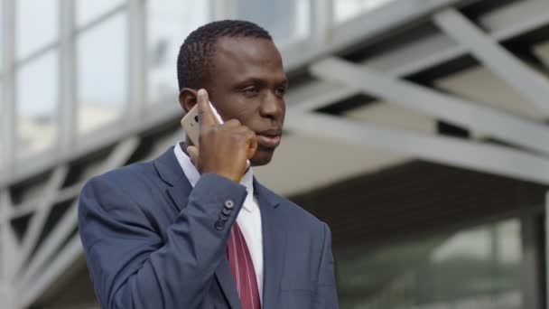 Черный Бизнесмен Серьезно Разговаривает Телефону Городе — стоковое видео