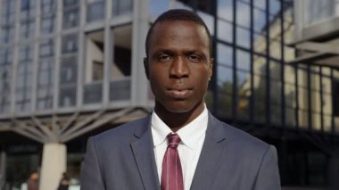 yakışıklı siyah iş kameraya gülümseyen sokakta adam