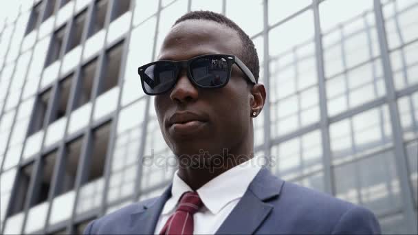 ストリート スローモーションで立っているアフリカの黒のビジネス人 — ストック動画