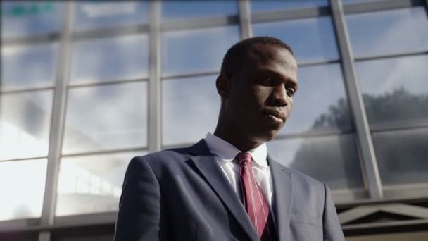 Nachdenklicher Und Besorgter Schwarzafrikanischer Geschäftsmann Auf Der Straße — Stockvideo