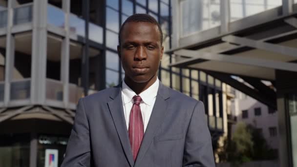 Ernsthafter Afroamerikanischer Geschäftsmann Mit Verschränkten Armen Der Die Kamera Starrt — Stockvideo
