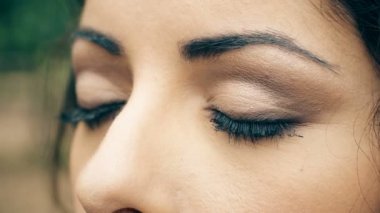 Güzel kadın mavi gözlerini açtı makro