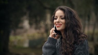 güzel esmer erkek arkadaşıyla parkta telefonla konuşuyor