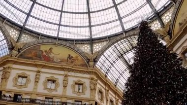 Galleria Vittorio Emanuele II'nin içinde - Aralık 2017, Milan, İtalya