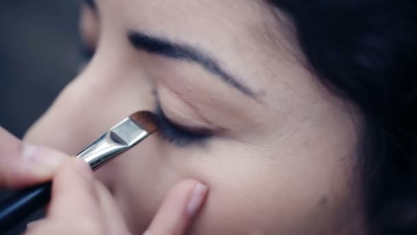 Maquilleur Travaille Sur Les Sourcils Beau Mannequin Gros Plan — Video