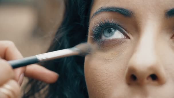 Maquillaje Artista Trabajando Hermosa Modelo Cara — Vídeos de Stock