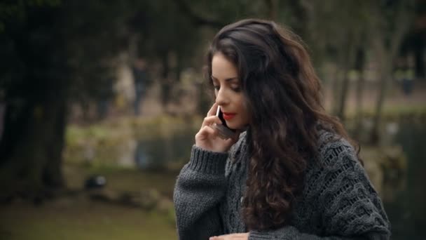 Нервова Красива Брюнетка Розмовляє Телефону Парку — стокове відео