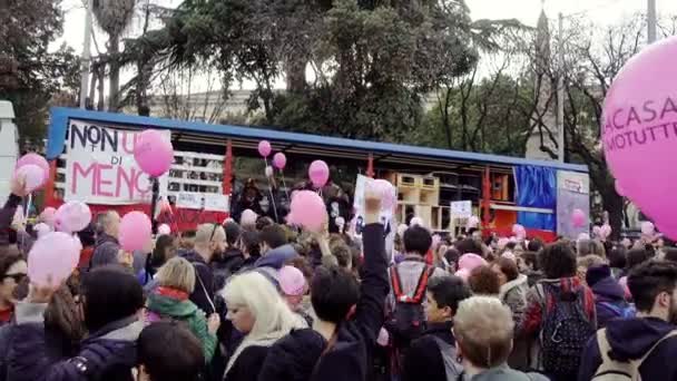 Non Una Meno Viftande Pink Ballonger November 2017 Milan Italien — Stockvideo