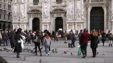 İnsanlar yakın yürüyüş Duomo Meydanı, Milan, İtalya