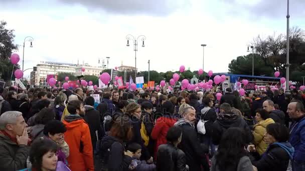 人们在 Nouna 在街道 2017年11月25日 意大利 — 图库视频影像