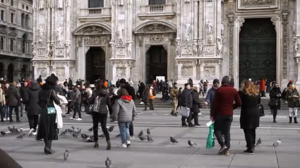 Pessoas Caminhando Perto Praça Duomo Milão Itália — Vídeo de Stock